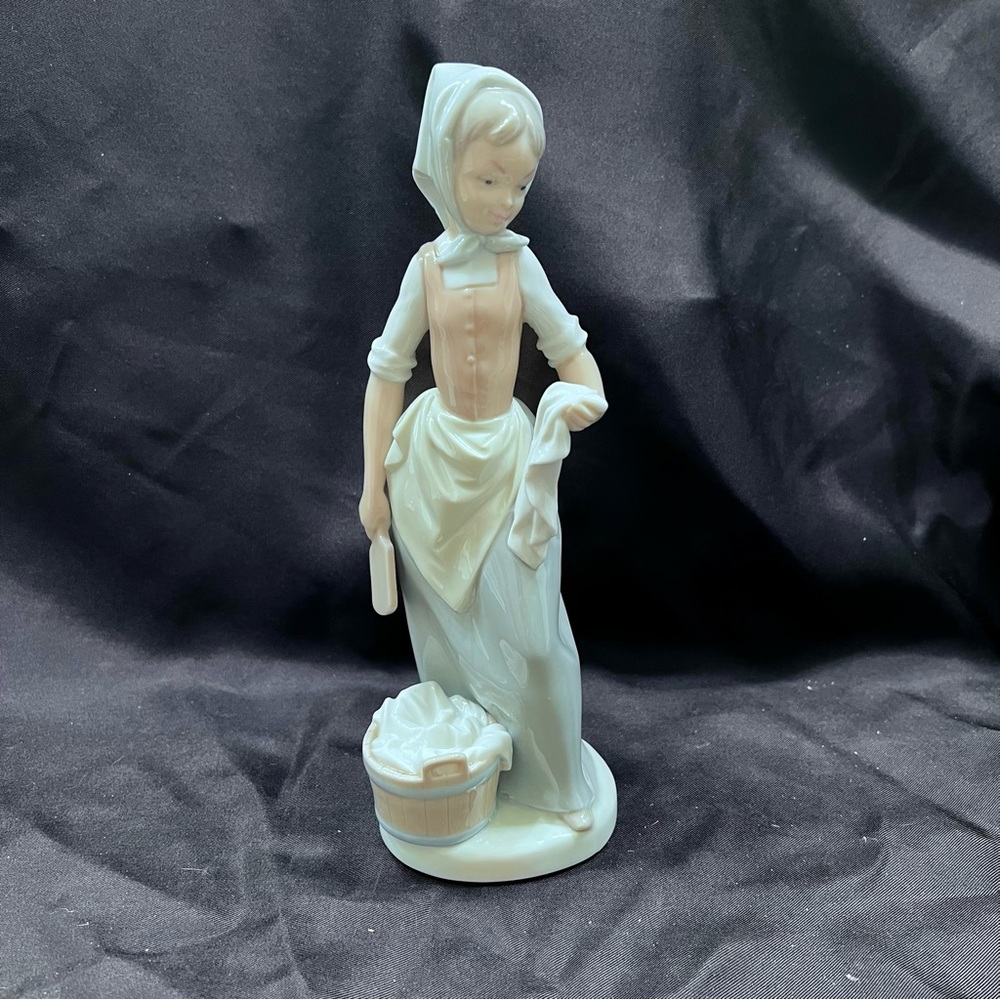 1977‎ NAO by Lladro Spain “ Wash Day Girl “ Glazed Figurine 9”H - Vintage Mint